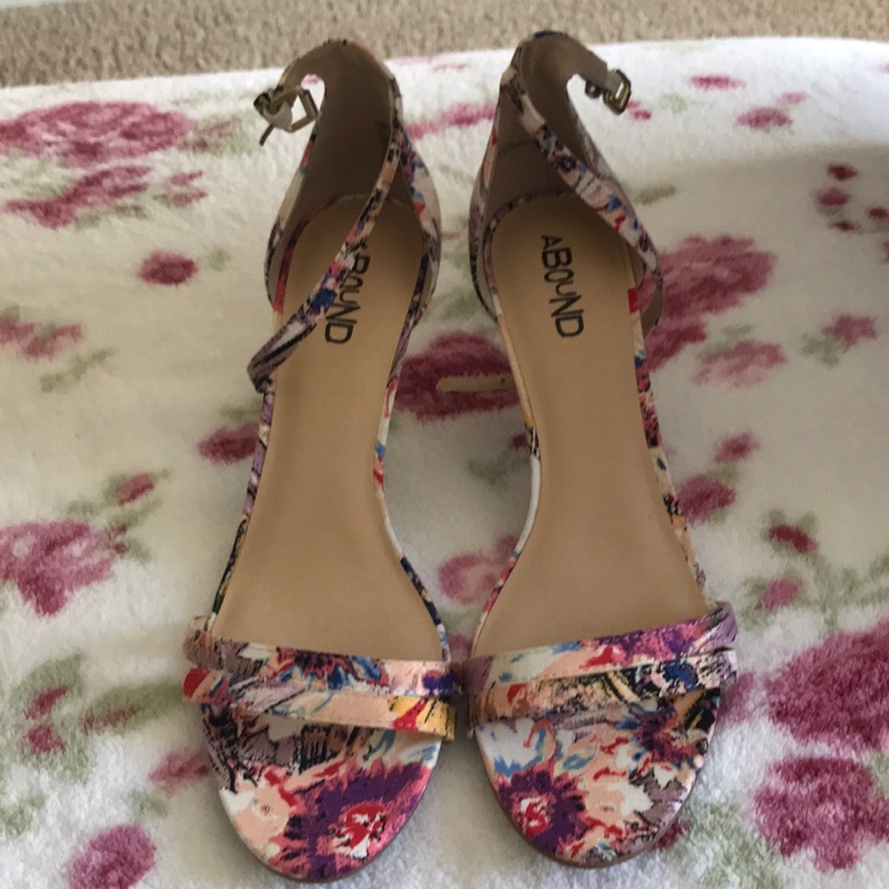 NWT Abound Floral Heels